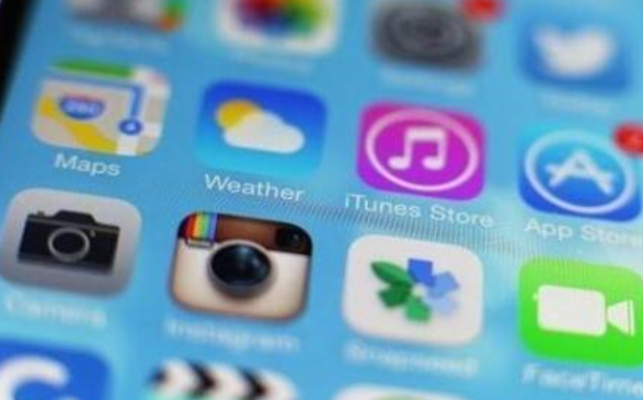  市面上有很多APP應(yīng)用軟件，包括成都未來久APP開發(fā)公司開發(fā)出來的APP，不是每個(gè)APP應(yīng)用軟件都是成功的，有些生命周期很短，那是因?yàn)锳PP開發(fā)和運(yùn)營(yíng)過程中有過多失誤。一個(gè)APP應(yīng)用軟件是否是成功的，主要是由下面三個(gè)方面來決定： 一、APP應(yīng)用軟件的定位 APP應(yīng)用軟件的定位是后期推廣成敗的關(guān)鍵。沒有用戶需求的app應(yīng)用軟件等于廢品。應(yīng)用軟件對(duì)部分用戶的需求能很好的契合。當(dāng)然，定位不要像BAT之類的行業(yè)巨頭看齊，那樣，你是自找滅亡。就連騰訊拍拍網(wǎng)都干不過阿里淘寶網(wǎng)，你就別以卵擊石，瞎折騰了。 app軟件應(yīng)用軟件的質(zhì)量是用戶留存的有力保障。一個(gè)經(jīng)常莫名其妙閃退的app應(yīng)用，用戶留你干嘛？一個(gè)UI/UE體驗(yàn)差的應(yīng)用，用戶留你占內(nèi)存？多花點(diǎn)心思在應(yīng)用軟件本身上，不要給應(yīng)用軟件留BUG。 功能的確認(rèn)是應(yīng)用軟件開發(fā)的前提。功能有主次，主功能的策劃與應(yīng)用軟件的定位密不可分，次要功能就是對(duì)主功能的擴(kuò)展與延伸。比如，你是有個(gè)做電子商務(wù)的平臺(tái)，功能主次就就很明確了，提供物流快遞查詢就是次要功能。 二、APP應(yīng)用軟件的設(shè)計(jì)與開發(fā) app設(shè)計(jì)和開發(fā)是相互配合工作運(yùn)行。眾多市場(chǎng)首發(fā)、自薦、專題都要求應(yīng)用軟件應(yīng)用界面交互體驗(yàn)優(yōu)秀、用戶體驗(yàn)優(yōu)秀、app應(yīng)用內(nèi)容優(yōu)秀，充實(shí)。這些要求與app設(shè)計(jì)程序的關(guān)系密不可分。 不要過多的催促程序員出應(yīng)用軟件，避免短時(shí)間開發(fā)出來的應(yīng)用軟件BUG過多，也同時(shí)避免設(shè)計(jì)程序的負(fù)情緒增長(zhǎng)。同事間關(guān)系的和睦也是創(chuàng)造好應(yīng)用軟件的襁褓。 三、運(yùn)營(yíng)與推廣 一直以來有種說法成都未來久科技有限公司挺不支持的：運(yùn)營(yíng)推廣不分家。一個(gè)人同時(shí)兼具運(yùn)營(yíng)與推廣兩份職業(yè)，之所以你兼具雙重職位是以為你處于小白階段，感覺自己什么都能做，事實(shí)卻是什么都沒做好。你不是運(yùn)營(yíng)，是Ctrl+C；你不是推廣，是廣告君。問題不大，每個(gè)運(yùn)營(yíng)都經(jīng)歷這個(gè)過程?？邕^去，你就是運(yùn)營(yíng)；跨不過去，工作就是煎熬。只能說運(yùn)營(yíng)的水深著呢！ 成都未來久科技有限公司提醒，app軟件應(yīng)用軟件的優(yōu)劣，不只是在運(yùn)營(yíng)手中。應(yīng)用軟件的成功，在于整個(gè)團(tuán)隊(duì)，用戶也不是瞎子，有自己的辨別功能，認(rèn)真做好的自己的app應(yīng)用應(yīng)用軟件，才是持續(xù)發(fā)展之路。